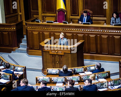 Kiev, Ukraine. 27 Jan, 2015. Ioulia Timochenko à la session de la Verkhovna Rada -- Verkhovna Rada de l'Ukraine aujourd'hui, le 27 janvier 2015, a publié une déclaration russe conférant le statut de 'État agresseur', et obtenir la reconnaissance de l'échappée de Donetsk et Lougansk République populaire des organisations terroristes. Le document a été adopté aujourd'hui lors d'une session extraordinaire de la Verkhovna Rada, l'initiative a soutenu 271 MP. Son projet présenté sous des "Aide" Gopko Anna. Crédit : Igor Golovnov/Alamy Live News Banque D'Images