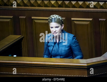 Kiev, Ukraine. 27 Jan, 2015. Ioulia Timochenko à la session de la Verkhovna Rada -- Verkhovna Rada de l'Ukraine aujourd'hui, le 27 janvier 2015, a publié une déclaration russe conférant le statut de 'État agresseur', et obtenir la reconnaissance de l'échappée de Donetsk et Lougansk République populaire des organisations terroristes. Le document a été adopté aujourd'hui lors d'une session extraordinaire de la Verkhovna Rada, l'initiative a soutenu 271 MP. Son projet présenté sous des "Aide" Gopko Anna. Crédit : Igor Golovnov/Alamy Live News Banque D'Images