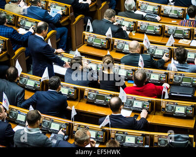 Kiev, Ukraine. 27 Jan, 2015. Les députés de voter pour la reconnaissance de la Russie comme un agresseur. --Verkhovna Rada de l'Ukraine aujourd'hui, le 27 janvier 2015, a publié une déclaration russe conférant le statut de 'État agresseur', et obtenir la reconnaissance de l'échappée de Donetsk et Lougansk République populaire des organisations terroristes. Le document a été adopté aujourd'hui lors d'une session extraordinaire de la Verkhovna Rada, l'initiative a soutenu 271 MP. Son projet présenté sous des "Aide" Gopko Anna. Crédit : Igor Golovnov/Alamy Live News Banque D'Images