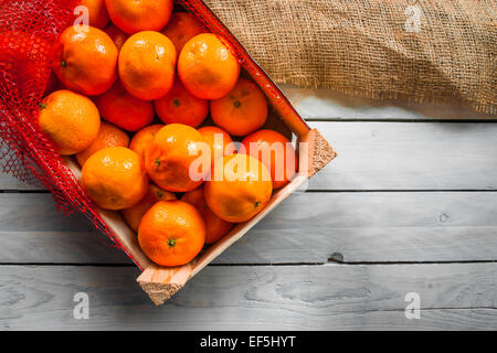 Fruits clémentine dans une boîte sur une table Banque D'Images