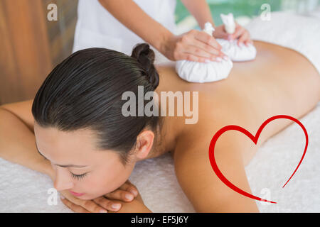 Image composite de contenu une brune s'herbal massage compress Banque D'Images