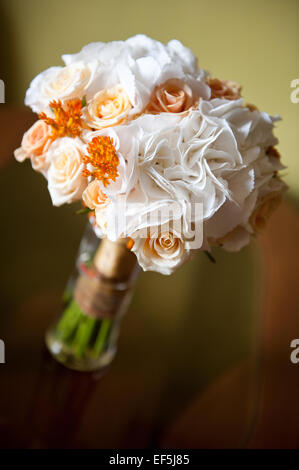 Bouquet de mariage fleurs de roses orange Banque D'Images