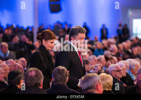 Le président de l'ukraine Petro Poroshenko et son épouse Maryna assister à une cérémonie marquant le 70e anniversaire de la libération de l'ancien camp de concentration et d'extermination d'Nazi-German KL Auschwitz-Birkenau en Oswiecim, Pologne, 27 janvier 2015. Photo : afp/Vennenbernd Rolf Banque D'Images