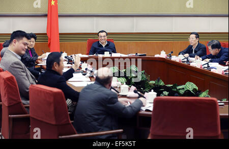 (150127) -- BEIJING, 27 janvier 2015 (Xinhua) -- Le Premier ministre chinois Li Keqiang (arrière) préside un colloque d'écouter les conseils des participants de l'éducation, de la science et de la technologie, de la culture, de la santé et des sports de cercles sur le projet de rapport de gouvernement travaillent à Beijing, capitale de la Chine, 27 janvier 2015. (Xinhua/Yao Dawei) (wyl) Banque D'Images