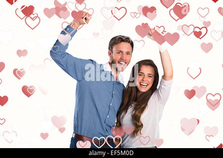 Libre de jeune couple cheering Banque D'Images
