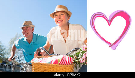 Image composite de happy senior couple aller pour une promenade à vélo dans la ville Banque D'Images