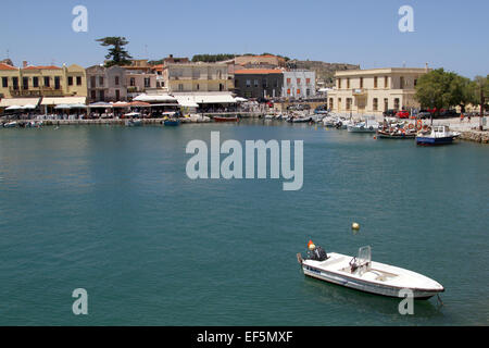 Bateau de vitesse et les bâtiments du port de Rethymnon Crète Grèce 02 Mai 2014 Banque D'Images