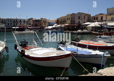 Bâtiments et bateaux de pêche du port de Rethymnon Crète Grèce 02 Mai 2014 Banque D'Images