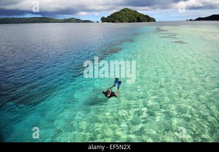 Sangir-talaud, Indonésie. 27 Jan, 2015. Un touriste dans le Mandaku tubas parc marin dans les îles Sangihe, au nord de Sulawesi, Indonésie, 27 janvier 2015. Mandaku marine park a de belles plages, des récifs coralliens, ainsi qu'une grande variété de poissons. C'est un grand centre d'attraction pour les plongeurs et les plongeurs. Credit : Zulkarnain/Xinhua/Alamy Live News Banque D'Images