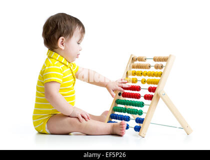 Bébé jouant avec abacus jouet. Concept de l'apprentissage précoce enfant Banque D'Images