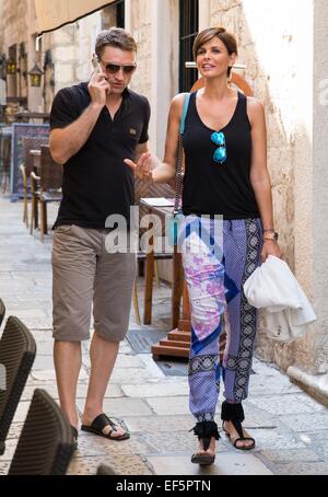 Vainqueur de la Coupe du Monde 2014 Bastian Schweinsteiger et sa petite amie, Sarah Brandner sont présentés autour de la ville de Dubrovnik, en compagnie de l'ancien défenseur croate Robert Kovac et son épouse Anica, par le maire d'Andro Vlahusic. Avec : Robert Kovac Où : Dubrovnik, Croatie Quand : 25 Oct 2014 Banque D'Images