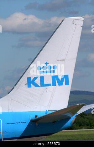 KLM Boeing 737-8K2 QUEUE AVION L'aéroport de Manchester en Angleterre 14 Mai 2014 Banque D'Images