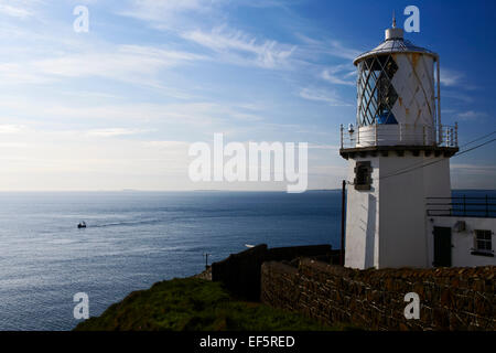 Phare de point noir sur la falaise dans le comté d'Antrim en Irlande du Nord Banque D'Images