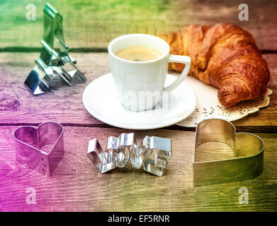 Café avec croissant et cœur de la décoration. Saint Valentin romantique avec petit déjeuner déco symbole de paris tour eiffel. Retro sty Banque D'Images