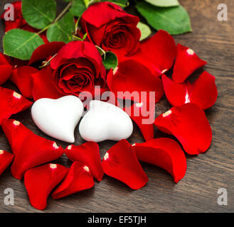 Décoration saint valentin roses rouges et deux cœurs. Arrière-plan de vacances Banque D'Images