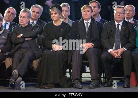 Oswiecim, Pologne. 27 Jan, 2015. Le président polonais Bronislaw Komorowski (R-L), Roi des Pays-Bas Willem-Alexander, Reine Maxima et Heinz Fischer, Président de l'Autriche, de participer à une cérémonie marquant le 70e anniversaire de la libération de l'ancien camp de concentration et d'extermination d'Nazi-German KL Auschwitz-Birkenau en Oswiecim, Pologne, 27 janvier 2015. Photo : Rolf Vennenbernd/dpa/Alamy Live News Banque D'Images