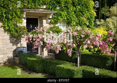 Avant d'ornement jardin dans un village du Gloucestershire UK Banque D'Images