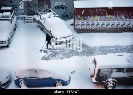 Ce qui était initialement prévu. 27 Jan, 2015. BROOKLYN, NY USA - 27 janvier 2015 - Un homme efface le trottoir dans Brooklyn, NY, tôt mardi matin, le 27 janvier 2015. Dans la ville de New York, le blizzard n'équivaut pas à ce qui était initialement prévu. Photzo : Andrew Renneisen/dpa/Alamy Live News Banque D'Images