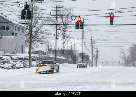 Norwalk, Connecticut, USA. 27 Jan, 2015. Voiture sur Connecticut Ave (RD-1) après la tempête de Norwalk, États-Unis Le 27 janvier 2015 Crédit : Miro Vrlik Photography/Alamy Live News Banque D'Images