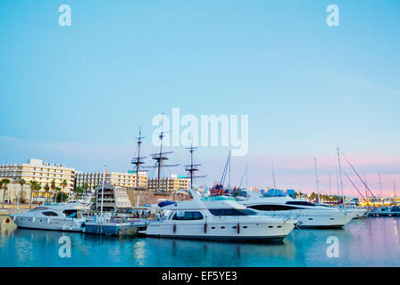 Bateaux dans le port, Alicante, Alicante, Costa Blanca, Espagne Banque D'Images