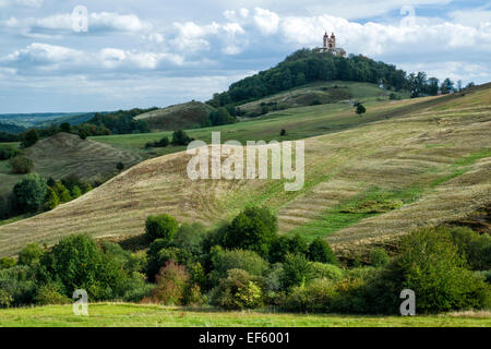 Vue sur la campagne de collines verdoyantes avec l 1744 Chemin de Croix dans la distance, Banska Stiavnica, Slovaquie, Europe Banque D'Images