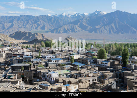 Leh, Ladakh, Inde. Ville élevée vue vers la colline Nezer stupa Latho Banque D'Images