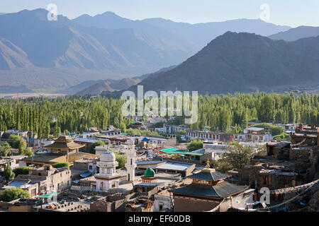 Leh, Ladakh, Inde. Vue de la ville avec la mosquée Jama Masjid dans l'avant-plan Banque D'Images