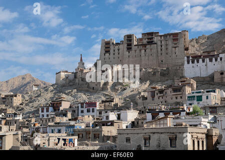 Leh, Ladakh, Inde, Asie du Sud. Leh Palace s'élevant au-dessus de la vieille ville Banque D'Images