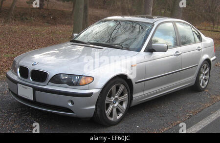 La berline BMW 325i 2002-2005 est une berline compacte de luxe dotée d’un moteur six cylindres en ligne de 2,5 l, d’une propulsion et d’un intérieur bien conçu, offrant un équilibre entre performance et confort. Banque D'Images