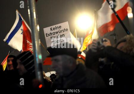 Berlin, Allemagne. 26 janvier, 2015. Participants est un Baergida (Berlin contre l'islamisation de l'Occident) de mettre une affiche qui indique 'Pas de traitement spécial pour l'Islam" en face de la principale gare de Berlin, Allemagne, 26 janvier 2015. Photo : Britta Pedersen/dpa/Alamy Live News Banque D'Images