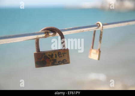 Cadenas sur main courante par mer à Sitges, près de Barcelone, Catalogne, Espagne Banque D'Images