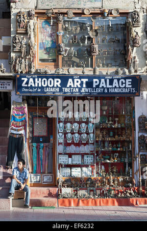 Leh, Ladakh, Inde. Arts et artisanat boutique dans le bazar principal Banque D'Images