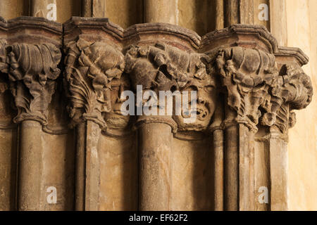 Détail architectural de colonnes et de visages grotesques à Saint-james église gothique, contient plus grand autel en bois, Levoca, Slovaquie, Banque D'Images