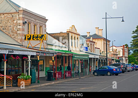 Magasins et restaurants dans le quartier commerçant principal de Port Fairy, Victoria, Australie Banque D'Images