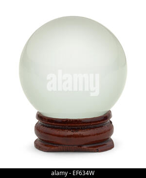 Boule de cristal de verre sur une base en bois isolé sur fond blanc. Banque D'Images