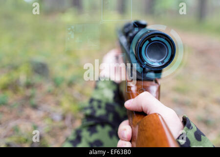 Close up d'un soldat ou d'un tireur d'arme en forêt Banque D'Images