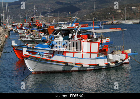 Bateaux de pêche multicolores du port de Sitia Crete Grèce 06 Mai 2014 Banque D'Images