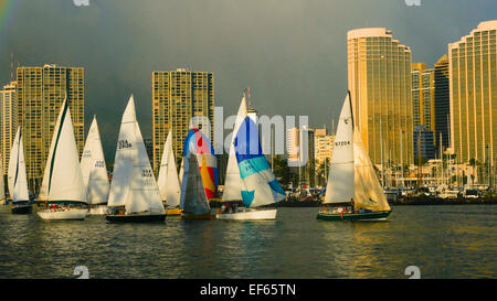 Vendredi soir voilier la race, l'Ala Wai Yacht Harbour, Ala Moana Beach Park, Waikiki, Honolulu, Hawaii Banque D'Images