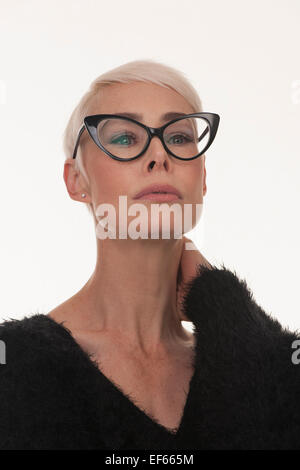 Young woman wearing big noir avec lunettes Banque D'Images