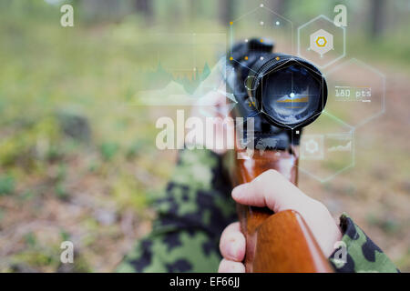 Close up d'un soldat ou d'un tireur d'arme en forêt Banque D'Images