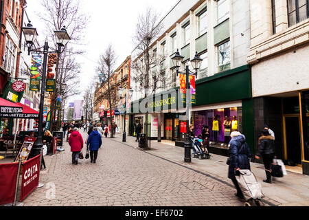 Ville de Doncaster high street shopping centre piétons boutiques costa m & S Road South Yorkshire UK Angleterre Banque D'Images