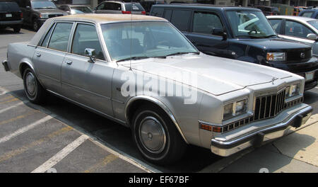 La Dodge Diplomat 1980-1983 est une berline pleine grandeur offrant un moteur six cylindres de 3,7 l, une propulsion arrière et un habitacle spacieux au style classique. Banque D'Images