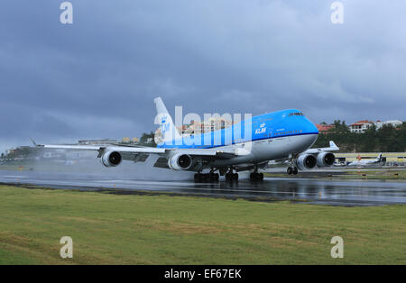 Un Boeing 747-400 KLM arrivant à SXM dans une averse tropicale Banque D'Images