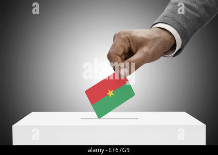 Boîte de scrutin peint dans les couleurs du drapeau national - Burkina Faso Banque D'Images