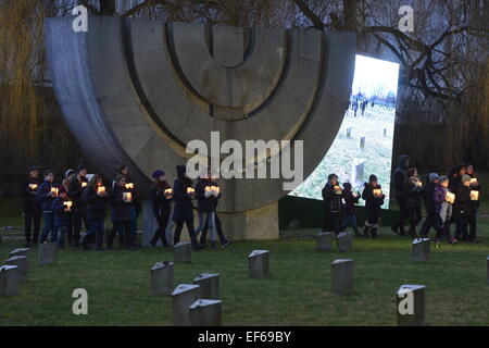 Terezin, en République tchèque. 27 Jan, 2015. Les gens viennent de mettre des bougies dans la forme d'Étoile au cours de l'événement commémoratif du 70ème anniversaire de la journée, lorsque la plus grande de la mort nazis à Oswiecim (Auschwitz) en Pologne a été libéré. Cimetière National, représenté à Terezin, en République tchèque, le mardi 27 janvier, 2015. Credit : Michal Kamaryt/CTK Photo/Alamy Live News Banque D'Images