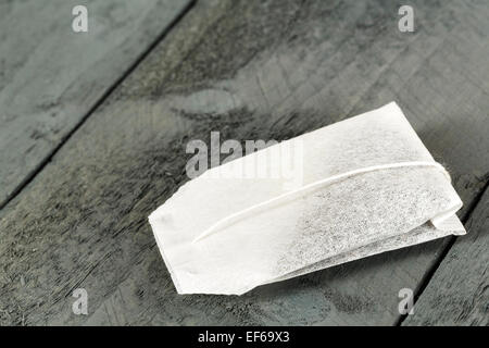 Sachet de thé sur fond de bois Banque D'Images