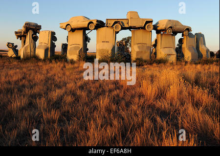 Carhenge Sculpture de l'Alliance, Nebraska, USA est une réplique de l'Angleterre Stonehenge construit à partir d'American Vintage fait des automobiles. Banque D'Images