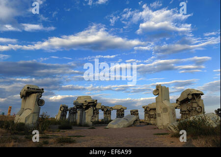 Carhenge Sculpture de l'Alliance, Nebraska, USA est une réplique de l'Angleterre Stonehenge construit à partir d'American Vintage fait des automobiles. Banque D'Images