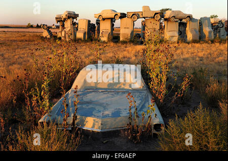 Carhenge Sculpture de l'Alliance, Nebraska, USA est une réplique de l'Angleterre Stonehenge construit à partir d'American Vintage fait des automobiles. Banque D'Images