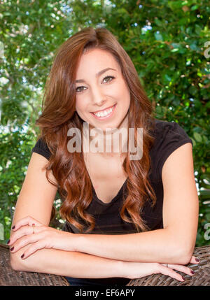 Jeune femme Hispanic-Caucasian Héritage Mexicain en souriant. M. © Myrleen Pearson Banque D'Images